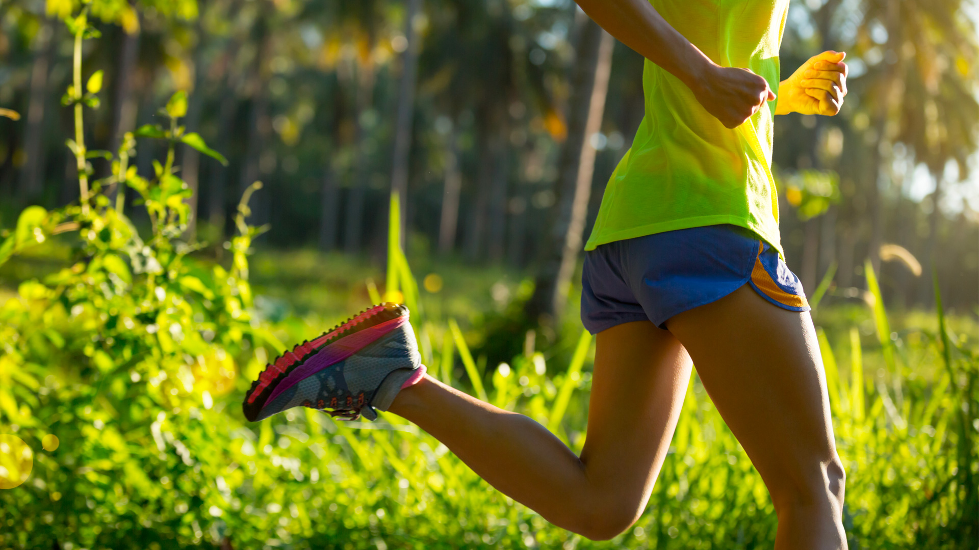 iniziare a correre: donna corre sull’erba 