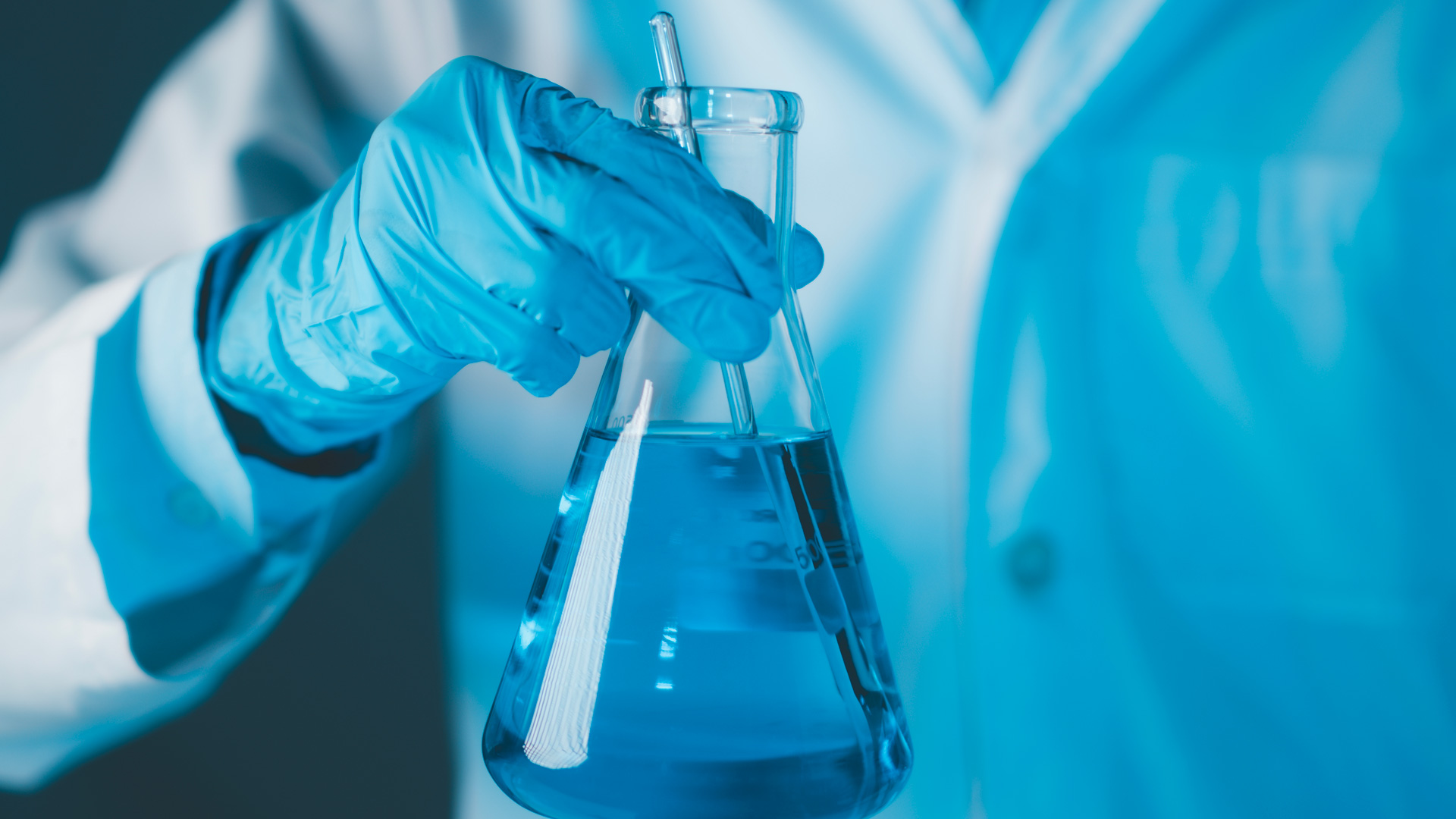 PFAS, dall’acqua ai tessuti, quali sono i rischi e cosa fare