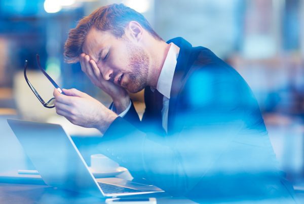 uomo prova stanchezza davanti al pc