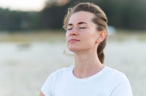 Mindfulness, volto di donna mentre fa dei respiri