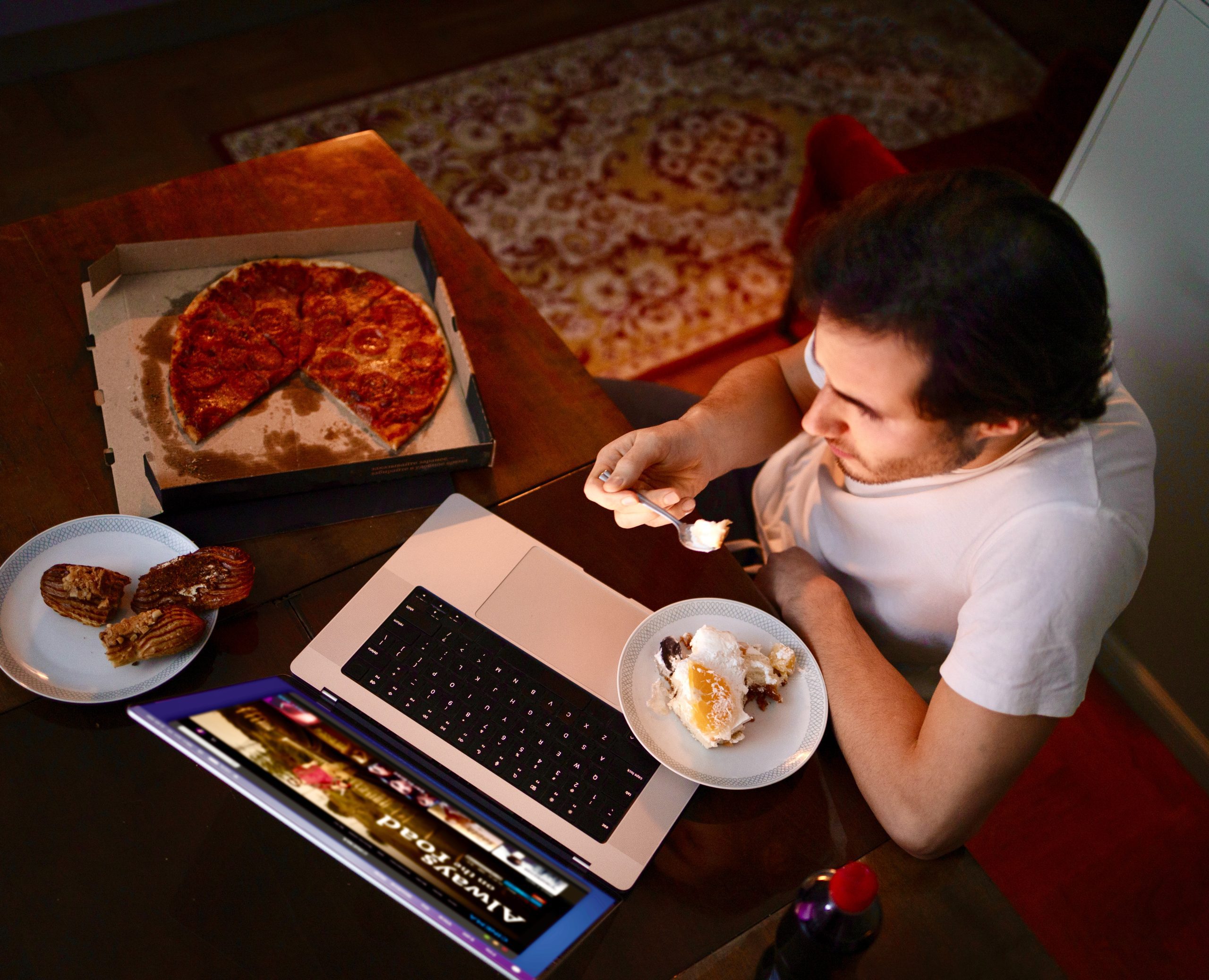 Orario di cena e sonno incidono su longevità e diabete. Abitudini rischiose