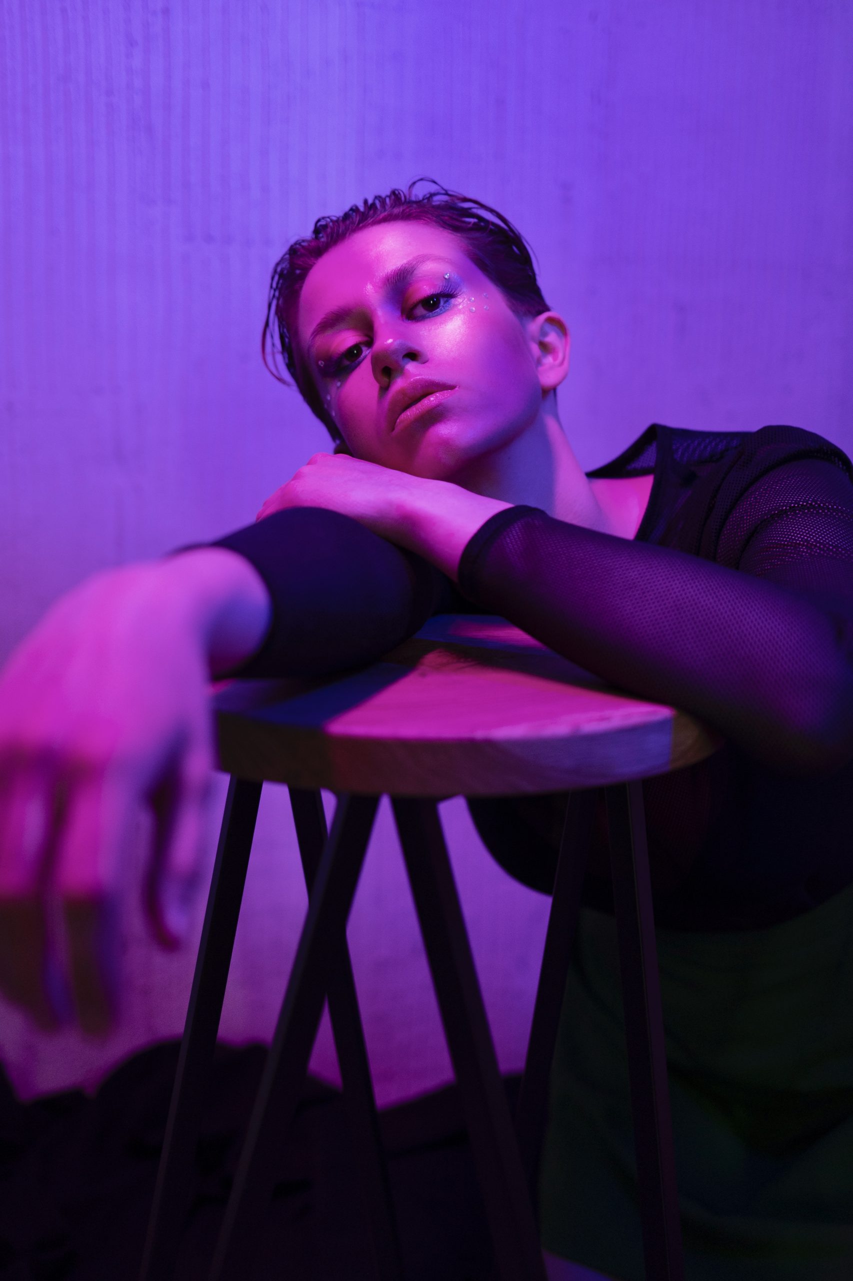 Cocaina, ragazza posa appoggiata su uno sgabello