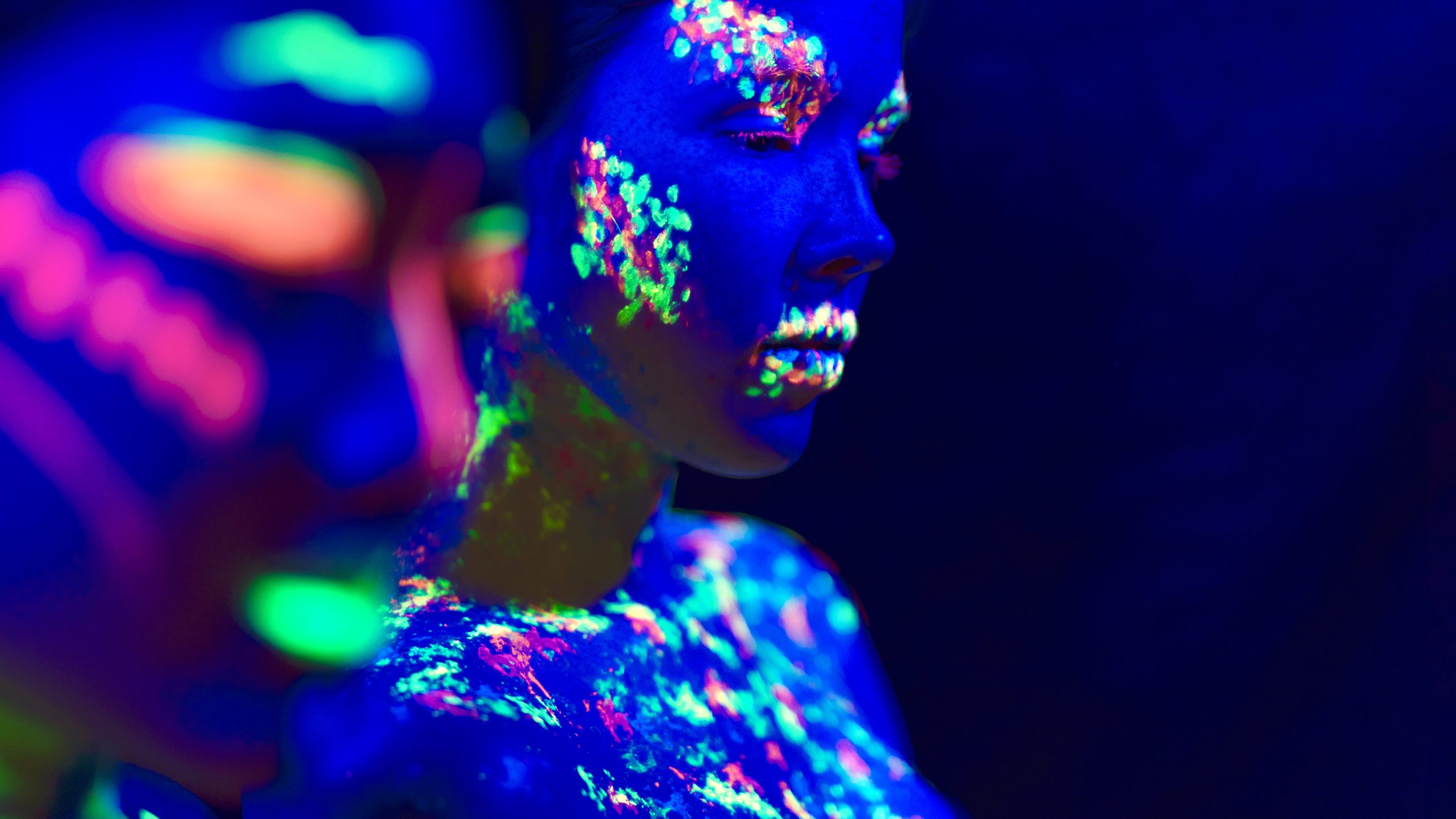 Volto di donna con colori fluo per l’idea di intelligenza artificiale 