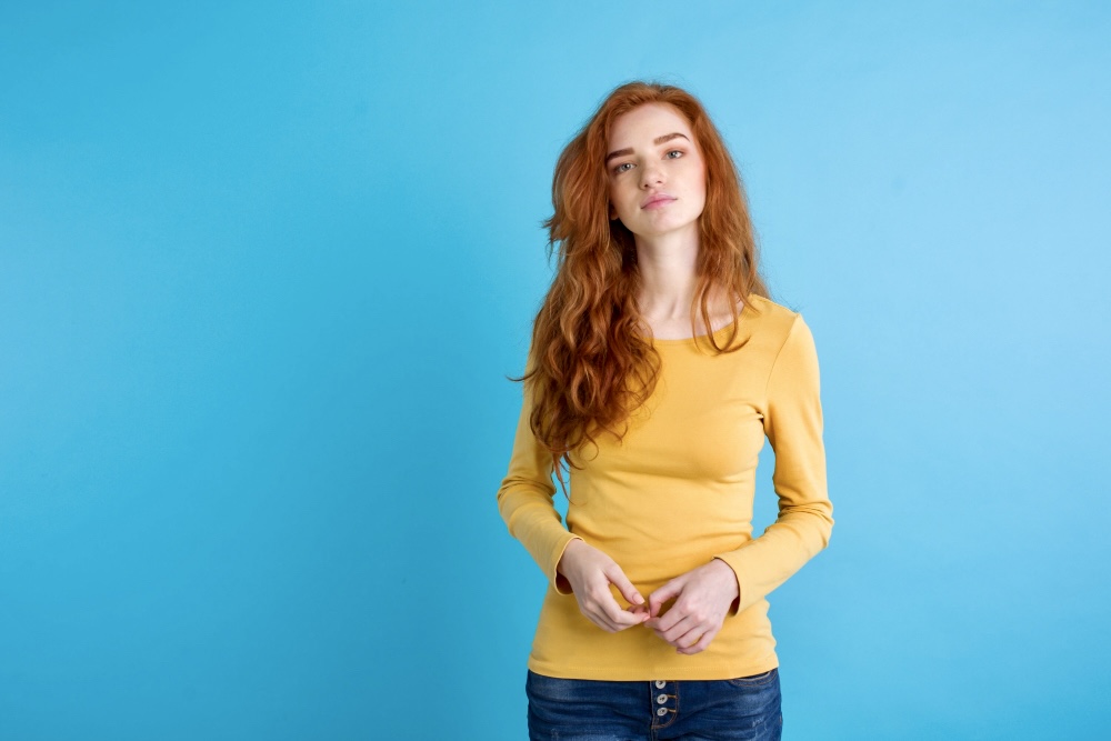Colon retto, ragazza con maglione giallo su sfondo azzurro