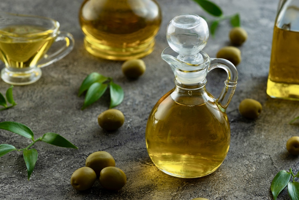 Salute del cervello, olio d’oliva in ampolla con olive intorno
