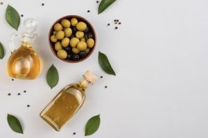 Boccette di olio d’oliva con foglie d’olivo