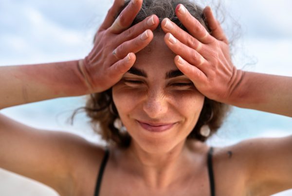 una donna con le mani in testa ha vampate di calore