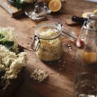 Fermentazione: vasetti con cibi fermentati su un tavolo di legno